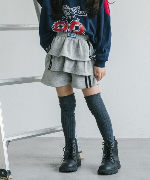 URBAN CHERRY（アーバンチェリー）の「【U.TRACK/ユードットトラック】ラインツーティアフリルショートパンツ（スカート・キッズ・グレー/ブラック/ネイビー・110cm/120cm/130cm/140cm/150cm）」の2枚目の写真