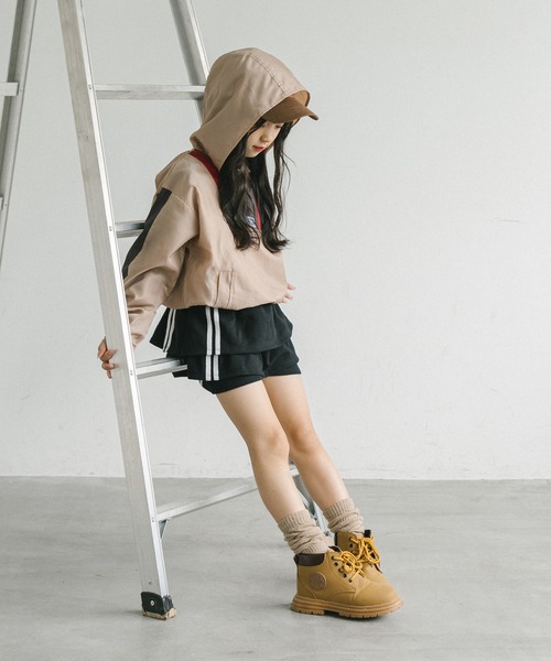 URBAN CHERRY（アーバンチェリー）の「【U.TRACK/ユードットトラック】ラインツーティアフリルショートパンツ（スカート・キッズ・グレー/ブラック/ネイビー・110cm/120cm/130cm/140cm/150cm）」の5枚目の写真