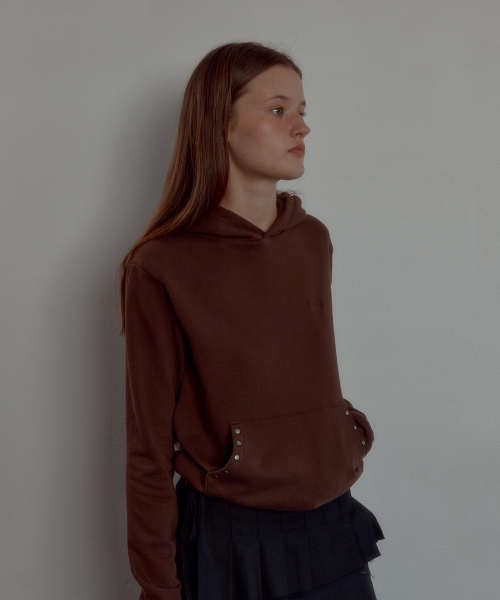 LETERIE（レテリー）の「STUD POCKET CROP HOODIE_BROWN（パーカー・レディース・ブラウン・FREE）」の2枚目の写真