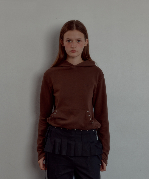 LETERIE（レテリー）の「STUD POCKET CROP HOODIE_BROWN（パーカー・レディース・ブラウン・FREE）」の3枚目の写真