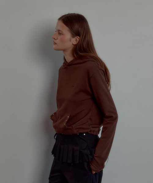LETERIE（レテリー）の「STUD POCKET CROP HOODIE_BROWN（パーカー・レディース・ブラウン・FREE）」の4枚目の写真