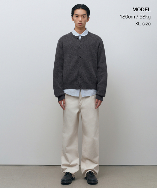 MUSINSA STANDARD（ムシンサスタンダード）の「ラウンドネッククロップカーディガン[ミディアムグレー]（カーディガン/ボレロ・メンズ・その他・SMALL/MEDIUM/LARGE/X-LARGE/XX-LARGE）」の2枚目の写真