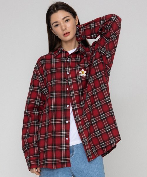 GRAVER（グレーバー）の「[ユニセックス]フラワードット刺繍オーバーサイズチェックシャツ_レッド（シャツ/ブラウス・レディース・レッド・MEDIUM/LARGE）」の3枚目の写真