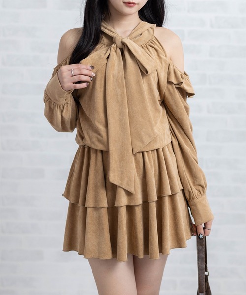 clear（クリア）の「2wayリボンフェイクスエード長袖ミニワンピース[大人 フェミニン 上品]≪AW新作≫（ワンピース・レディース・ベージュ/チャコールグレー・F）」の2枚目の写真