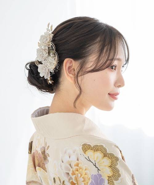 SOUBIEN（ソウビエン）の「パールシェル調コサージュの髪飾り2点セット（和装小物・レディース・シルバー系/ゴールド系・FREE）」の8枚目の写真