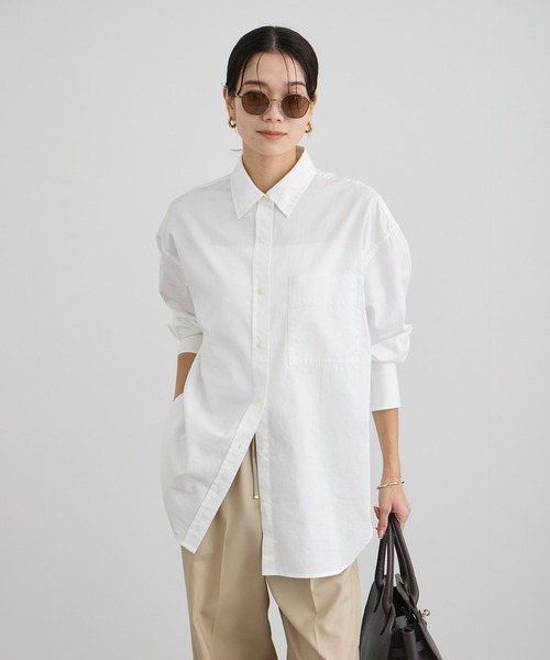 SALON adam et rope'(サロン アダム エ ロペ)の「オーバーダイコットンサテンシャツ(シャツ/ブラウス・レディース・サックスブルー/ホワイト・FREE)」の2枚目の写真