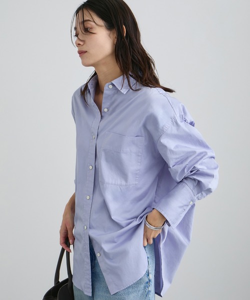 SALON adam et rope'(サロン アダム エ ロペ)の「オーバーダイコットンサテンシャツ(シャツ/ブラウス・レディース・サックスブルー/ホワイト・FREE)」の1枚目の写真