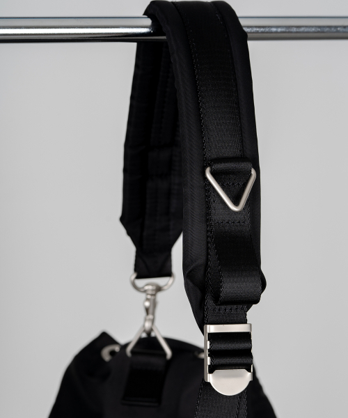 HAH ARCHIVE(ハーアーカイブ)の「2-Way Waterloo Nylon Duffel Bag (Black)(メッセンジャーバッグ・レディース・ブラック・FREE)」の5枚目の写真
