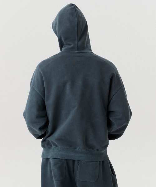 WMC(ダブリューエムシー)の「ピグメントフードパーカー_NAVY(パーカー・メンズ・ネイビー・MEDIUM/LARGE/X-LARGE)」の6枚目の写真