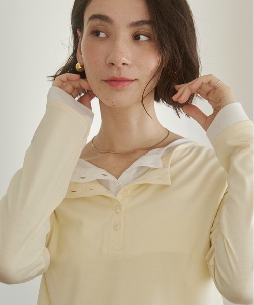 ANGIE（アンジー）の「配色デザイン フェイクレイヤード ヘンリーネックカットソー（Tシャツ/カットソー・レディース・ライトイエロー/グレー×ホワイト/ブラウン系その他/ホワイト系その他/グレー×サックスブルー/ブラウン×イエロー/チャコール・MEDIUM/LARGE）」の7枚目の写真