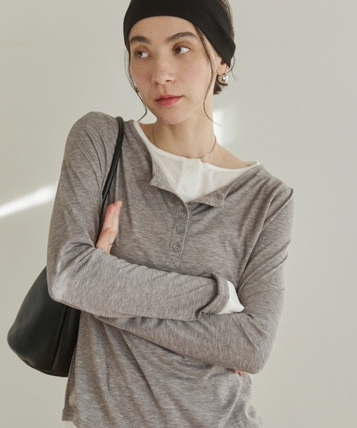 ANGIE（アンジー）の「配色デザイン フェイクレイヤード ヘンリーネックカットソー（Tシャツ/カットソー・レディース・ライトイエロー/グレー×ホワイト/ブラウン系その他/ホワイト系その他/グレー×サックスブルー/ブラウン×イエロー/チャコール・MEDIUM/LARGE）」の3枚目の写真