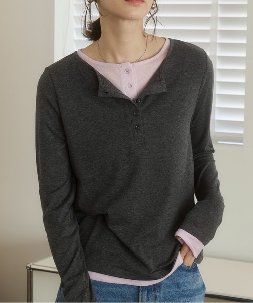 ANGIE（アンジー）の「配色デザイン フェイクレイヤード ヘンリーネックカットソー（Tシャツ/カットソー・レディース・ライトイエロー/グレー×ホワイト/ブラウン系その他/ホワイト系その他/グレー×サックスブルー/ブラウン×イエロー/チャコール・MEDIUM/LARGE）」の15枚目の写真