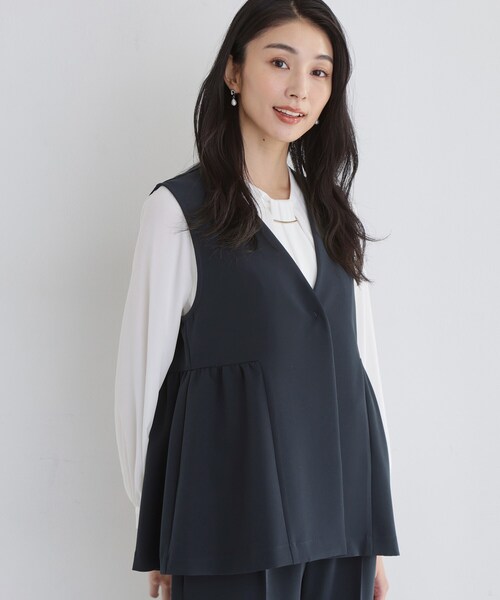 THE SHOP TK （ザ ショップ ティーケー ）の「【通勤・セレモニー】ダブルクロス ペプラムジレ/セットアップ可（ベスト・レディース・ブラック/ベージュ/ネイビー・12/13）」の3枚目の写真