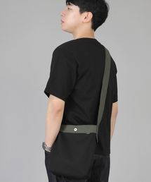 SAINTCREW（セントクルー）の「Minimal Mini Crossbody Bag MMC-129 Khaki Black（メッセンジャーバッグ）」