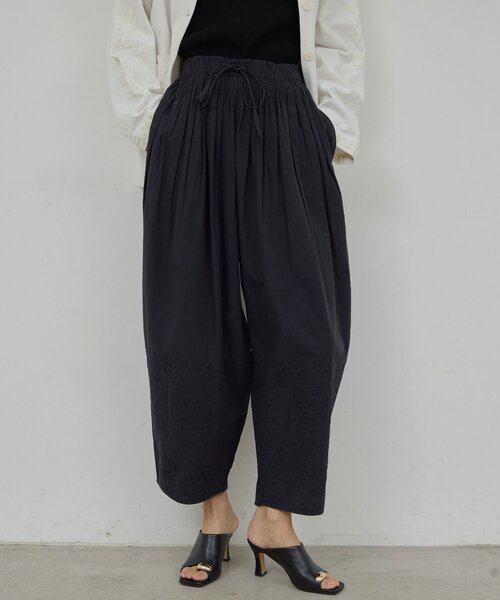 GALLARDAGALANTE（ガリャルダガランテ）の「【Dhritië】【手洗い可】ギャザーワイドパンツ（その他パンツ・レディース・オフホワイト/ブラック・FREE）」の2枚目の写真