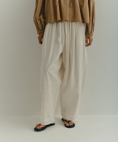 GALLARDAGALANTE（ガリャルダガランテ）の「【Dhritië】【手洗い可】ギャザーワイドパンツ（その他パンツ・レディース・オフホワイト/ブラック・FREE）」の3枚目の写真