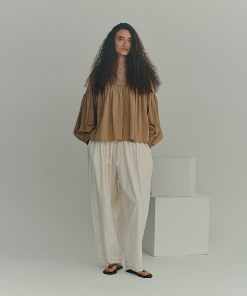 GALLARDAGALANTE（ガリャルダガランテ）の「【Dhritië】【手洗い可】ギャザーワイドパンツ（その他パンツ・レディース・オフホワイト/ブラック・FREE）」の4枚目の写真