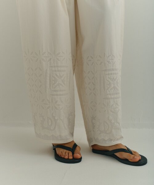 GALLARDAGALANTE（ガリャルダガランテ）の「【Dhritië】【手洗い可】ギャザーワイドパンツ（その他パンツ・レディース・オフホワイト/ブラック・FREE）」の6枚目の写真