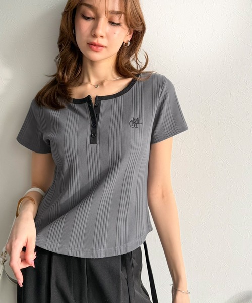 mily bilet(ミウィビレット)の「【mily bilet】洗練配色でクラスアップ。オーガニックコットンランダムテレコロゴ刺繍ヘンリーネックトップス(Tシャツ/カットソー・レディース・オフホワイト/チャコールグレー/ブルー・X-LARGE/SMALL/MEDIUM/LARGE)」の8枚目の写真