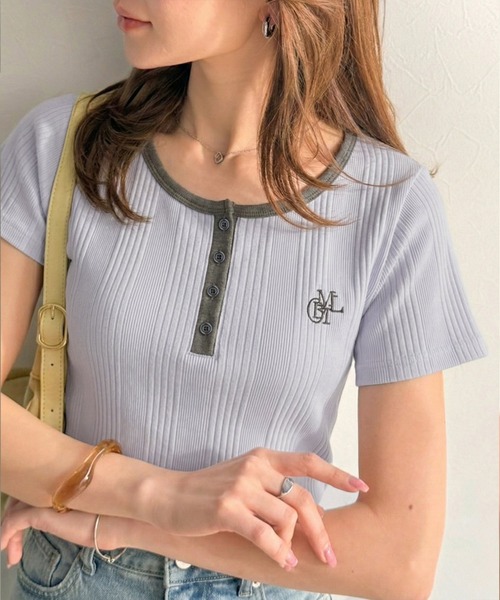 mily bilet(ミウィビレット)の「【mily bilet】洗練配色でクラスアップ。オーガニックコットンランダムテレコロゴ刺繍ヘンリーネックトップス(Tシャツ/カットソー・レディース・オフホワイト/チャコールグレー/ブルー・X-LARGE/SMALL/MEDIUM/LARGE)」の4枚目の写真
