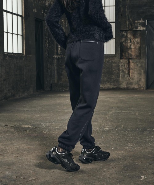 NIKE(ナイキ)の「ナイキ スポーツウェア フェニックス フリース ウィメンズ オーバーサイズド ハイウエスト グラフィック パンツ / Nike Sportswear Phoenix Fleece Women's Oversized High-Waisted Graphic Pants IF0255-010 Black(スウェットパンツ・レディース・ブラック・L/M/S/XS/XL)」の10枚目の写真