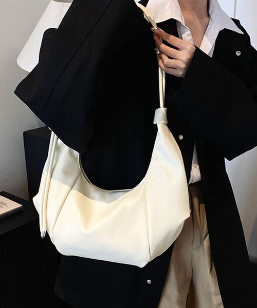 florist(フローリスト)の「レザータッチクロワッサンショルダーバッグ/ハンドバッグ(ショルダーバッグ・レディース・モカ/ブラック/オフホワイト/ブラウン・FREE)」の1枚目の写真