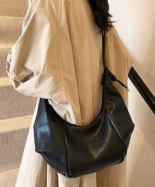 florist(フローリスト)の「レザータッチクロワッサンショルダーバッグ/ハンドバッグ(ショルダーバッグ・レディース・モカ/ブラック/オフホワイト/ブラウン・FREE)」の2枚目の写真