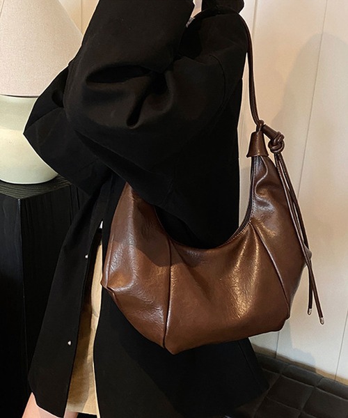 florist(フローリスト)の「レザータッチクロワッサンショルダーバッグ/ハンドバッグ(ショルダーバッグ・レディース・モカ/ブラック/オフホワイト/ブラウン・FREE)」の6枚目の写真