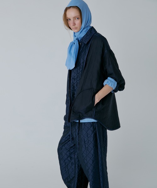 LE CIEL BLEU（ルシェルブルー）の「シャイニーキルテッドシャツジャケット / Shiny Quilted Shirt Jacket（シャツ/ブラウス・レディース・ネイビー/ホワイト・36）」の2枚目の写真