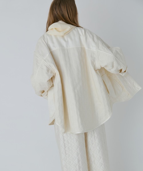 LE CIEL BLEU（ルシェルブルー）の「シャイニーキルテッドシャツジャケット / Shiny Quilted Shirt Jacket（シャツ/ブラウス・レディース・ネイビー/ホワイト・36）」の4枚目の写真