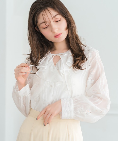 MISCH MASCH(ミッシュマッシュ)の「2026春夏新作 フラワー刺繍フリルカラーブラウス(シャツ/ブラウス・レディース・ホワイト/ブラック・フリ-)」の3枚目の写真