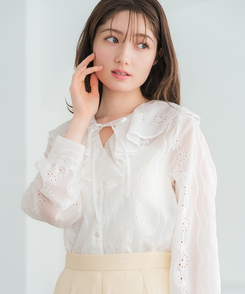 MISCH MASCH(ミッシュマッシュ)の「2026春夏新作 フラワー刺繍フリルカラーブラウス(シャツ/ブラウス・レディース・ホワイト/ブラック・フリ-)」の4枚目の写真