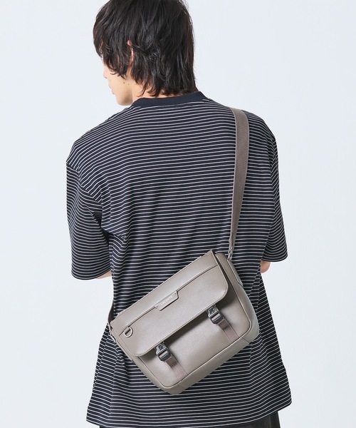 LACOSTE(ラコステ)の「オシアン レザーフラップ ショルダーバッグ(ショルダーバッグ・メンズ・グレー/ブラック・FREE)」の2枚目の写真