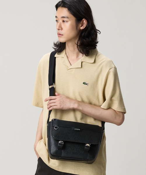 LACOSTE(ラコステ)の「オシアン レザーフラップ ショルダーバッグ(ショルダーバッグ・メンズ・グレー/ブラック・FREE)」の1枚目の写真