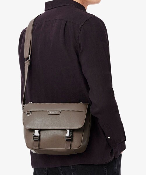 LACOSTE(ラコステ)の「オシアン レザーフラップ ショルダーバッグ(ショルダーバッグ・メンズ・グレー/ブラック・FREE)」の6枚目の写真