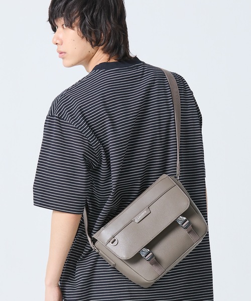 LACOSTE(ラコステ)の「オシアン レザーフラップ ショルダーバッグ(ショルダーバッグ・メンズ・グレー/ブラック・FREE)」の3枚目の写真