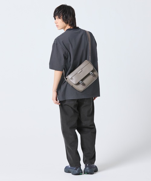 LACOSTE(ラコステ)の「オシアン レザーフラップ ショルダーバッグ(ショルダーバッグ・メンズ・グレー/ブラック・FREE)」の4枚目の写真