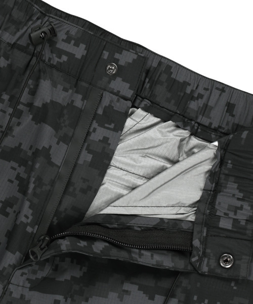 WKNDRS(ウィーキャンドース)の「DIGI CAMO PARACHUTE PANTS (BLACK)(その他パンツ・レディース・その他・MEDIUM/LARGE/X-LARGE)」の3枚目の写真