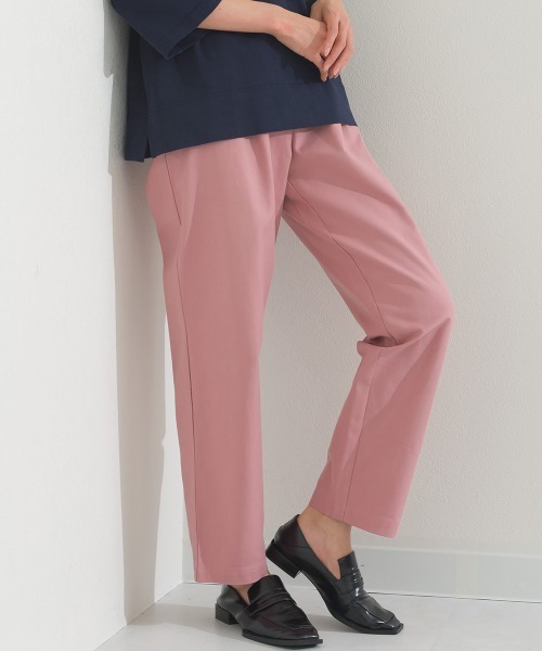 OMNES(オムネス)の「カラーチノウォッシュ加工イージーギャザーパンツ(その他パンツ・レディース・ピンク/カーキ/ブラック/アイボリー・MEDIUM/LARGE)」の1枚目の写真
