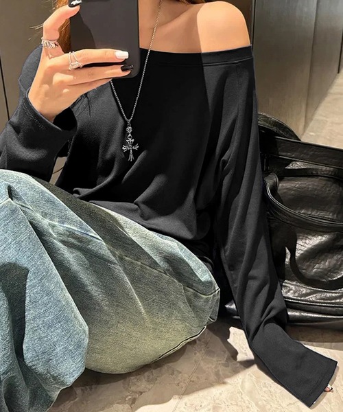 ALTROSE(アルトローズ)の「【伸縮性あり】トップス セミオフショルダー(Tシャツ/カットソー・レディース・グレー/ブラック/ホワイト・FREE)」の4枚目の写真