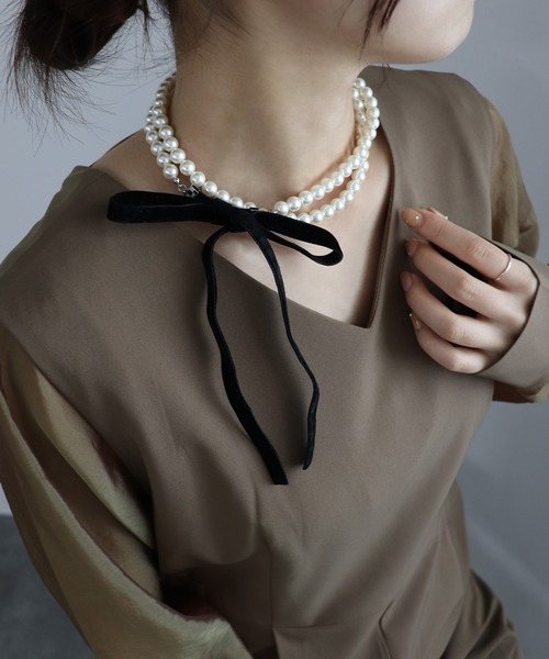 ISOOK(アイスー)の「【ISOOK / アイスー】ベロアリボンパールネックレス / オケージョン アクセサリー お呼ばれ 結婚式 二次会 入学式 卒業式 お食事会 ブラック(ネックレス・レディース・ブラック・FREE)」の1枚目の写真