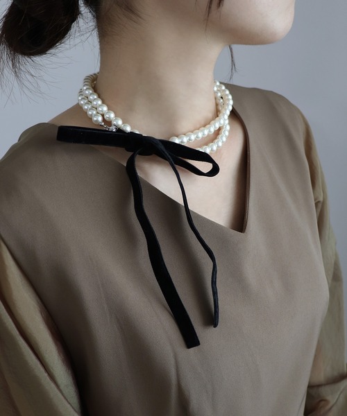 ISOOK(アイスー)の「【ISOOK / アイスー】ベロアリボンパールネックレス / オケージョン アクセサリー お呼ばれ 結婚式 二次会 入学式 卒業式 お食事会 ブラック(ネックレス・レディース・ブラック・FREE)」の2枚目の写真