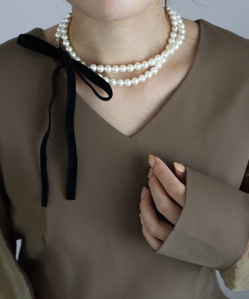 ISOOK(アイスー)の「【ISOOK / アイスー】ベロアリボンパールネックレス / オケージョン アクセサリー お呼ばれ 結婚式 二次会 入学式 卒業式 お食事会 ブラック(ネックレス・レディース・ブラック・FREE)」の3枚目の写真