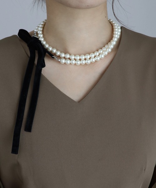 ISOOK(アイスー)の「【ISOOK / アイスー】ベロアリボンパールネックレス / オケージョン アクセサリー お呼ばれ 結婚式 二次会 入学式 卒業式 お食事会 ブラック(ネックレス・レディース・ブラック・FREE)」の4枚目の写真