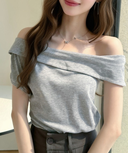 Ada.(エイダ)の「アシンメトリー オフショルダー シャーリング カットソー(Tシャツ/カットソー・レディース・ホワイト/グレー/ブルー/ブラック・FREE)」の3枚目の写真