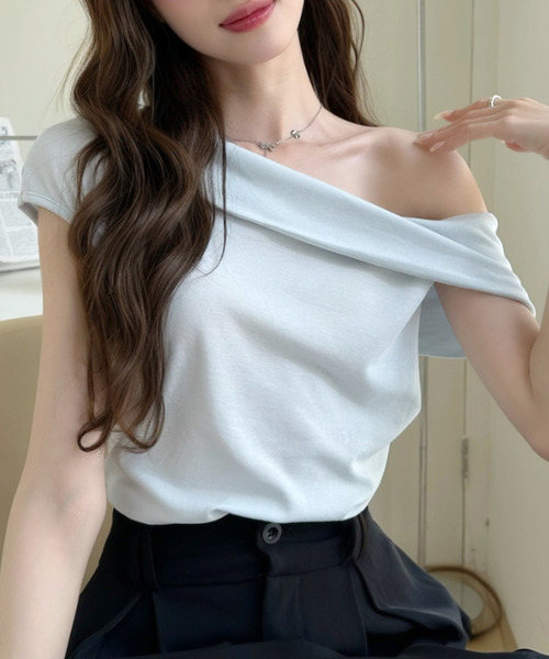 Ada.(エイダ)の「アシンメトリー オフショルダー シャーリング カットソー(Tシャツ/カットソー・レディース・ホワイト/グレー/ブルー/ブラック・FREE)」の4枚目の写真