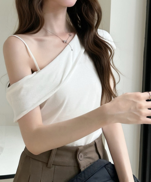 Ada.(エイダ)の「アシンメトリー オフショルダー シャーリング カットソー(Tシャツ/カットソー・レディース・ホワイト/グレー/ブルー/ブラック・FREE)」の6枚目の写真