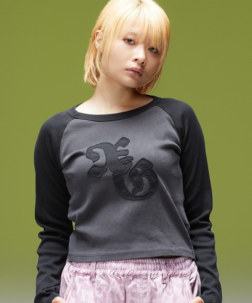 X-girl(エックスガール)の「PIGMENT DYED PATCH RAGLAN L/S BABY TEE(Tシャツ/カットソー・レディース・ブラック/オリーブ・S/M)」の12枚目の写真