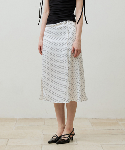 ARI(アリ)の「TINY DOT SLIT SKIRT / WHITE(スカート・レディース・ホワイト・SMALL/MEDIUM)」の2枚目の写真