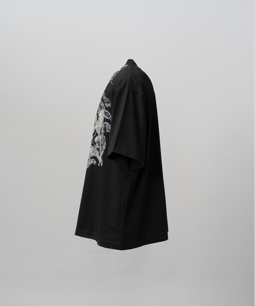 MAISON SPECIAL（メゾンスペシャル）の「《UNISEX》【Hypnose Association for MAISON SPECIAL】「SNAKE」Prime-Over Crew Neck Graphic T-Shirt/「スネーク」プライムオーバークルーネックグラフィックTシャツ【MAISON SPECIAL/メゾンスペシャル】（Tシャツ/カットソー・メンズ・ブラック・2/1/0）」の3枚目の写真